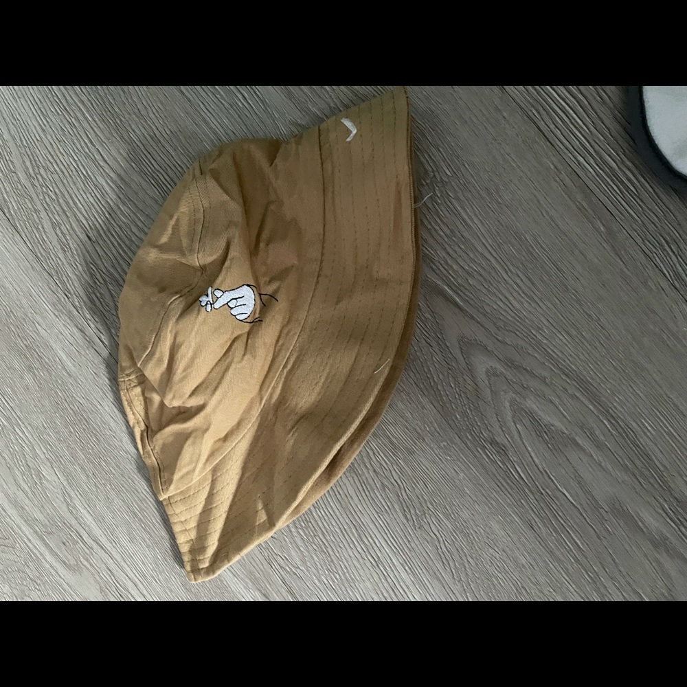 Finger heart bucket hat